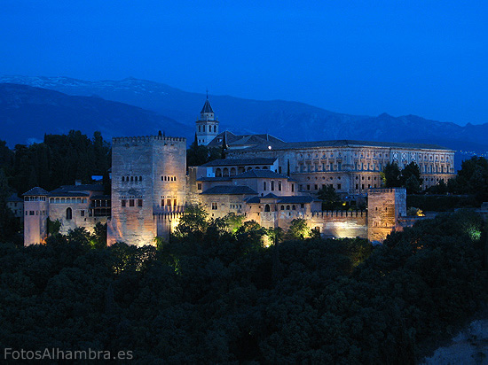 La Alhambra desde el Mirador de San Nicols al anochecer