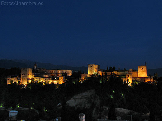 Vista panormica nocturna de la Alhambra desde San Nicols