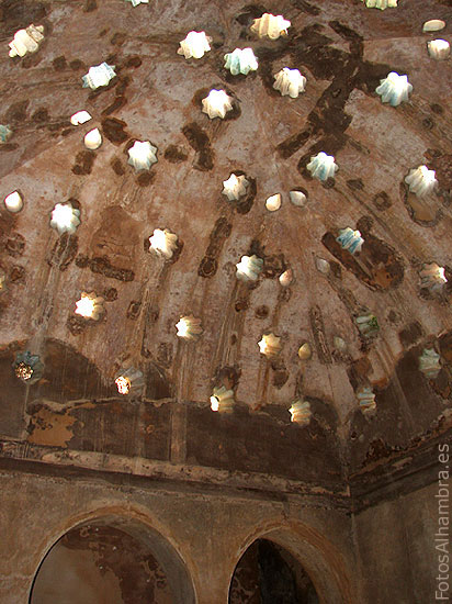 Ventanas estrelladas de los Baos de la Alhambra
