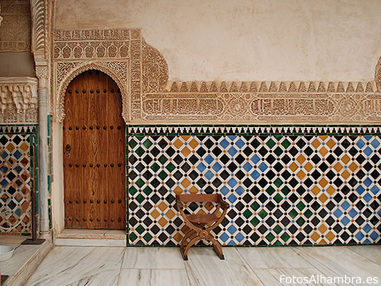 Azulejos y yeseras en una de las paredes del Patio de los Arrayanes de la Alhambra