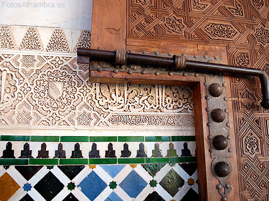 Puerta, azulejos y yeseras en el Patio de los Arrayanes de la Alhambra