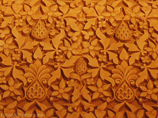 Flores en las paredes de la Sala de los Mocrabes en la Alhambra
