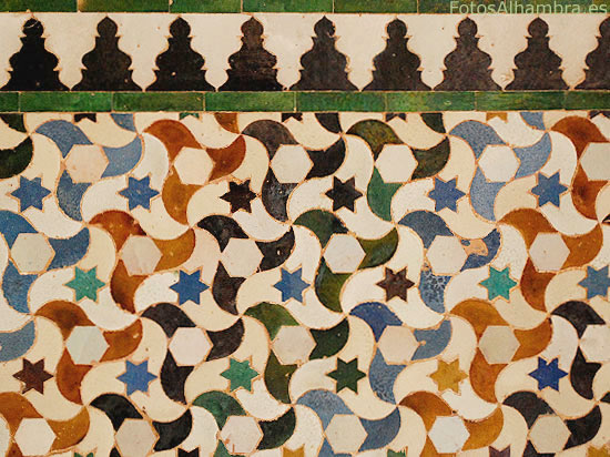 Azulejos en el Patio de los Arrayanes de la Alhambra