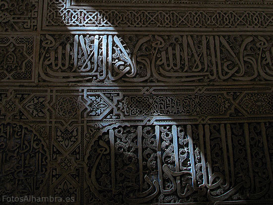 Un rayo de luz ilumina las paredes de la Alhambra