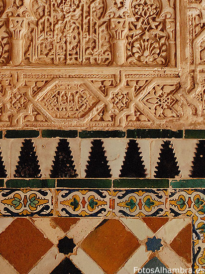 Yeserías y azulejos de la Alhambra