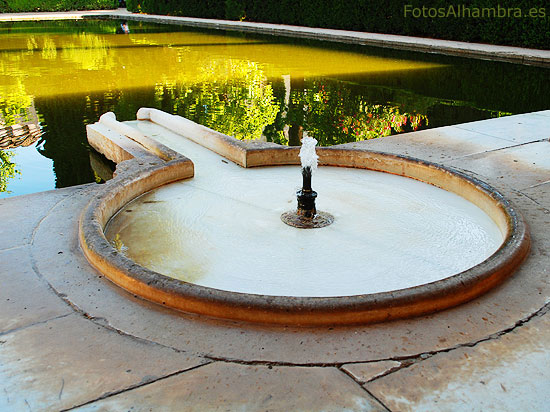 Fuente en el estanque del Partal de la Alhambra