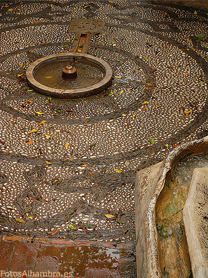 Fuente en la Escalera del Agua del Generalife en la Alhambra