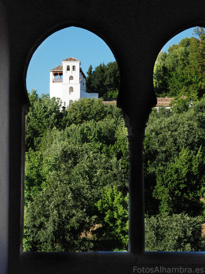Vista del Generalife desde la Torre de los Picos en la Alhambra