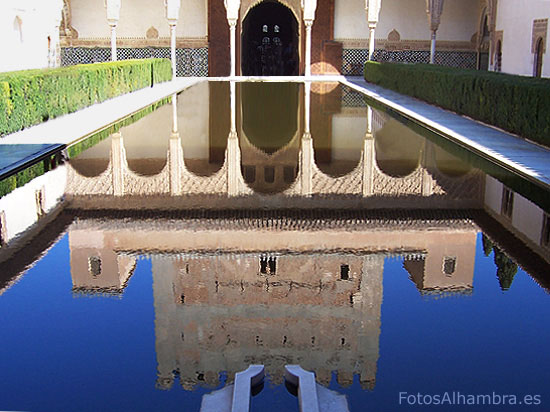 Estanque del Patio de los Arrayanes de la Alhambra
