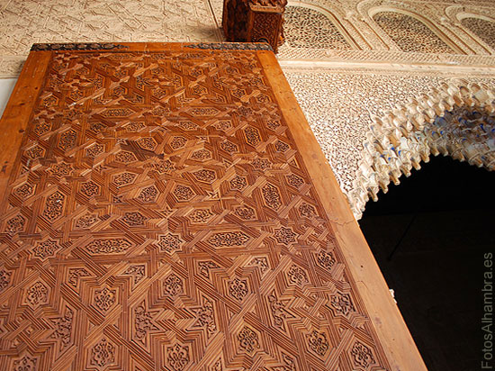 Puerta en el Patio de los Arrayanes de la Alhambra