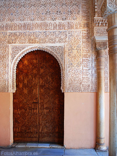 Puerta en el Patio de los Leones de la Alhambra